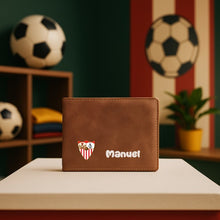 Carregar imagem no visualizador da galeria, Cartera Fútbol Personalizada Marrón – Escudo y nombre abajo a color - Imagina Y Compra