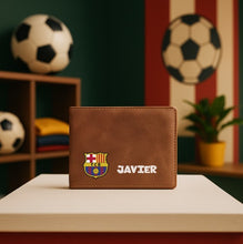 Carregar imagem no visualizador da galeria, Cartera Fútbol Personalizada Marrón – Escudo y nombre abajo a color - Imagina Y Compra