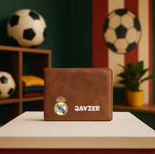 Carregar imagem no visualizador da galeria, Cartera Fútbol Personalizada Marrón – Escudo y nombre abajo a color - Imagina Y Compra