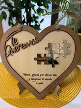 Cargar imagen en el visor de la galería, Corazón Dorado Mamá de Madera Personalizado - Imagina Y Compra
