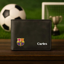 Cargar imagen en el visor de la galería, Cartera Fútbol Personalizada Negra – Escudo y nombre abajo a color
