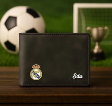 Cargar imagen en el visor de la galería, Cartera Fútbol Personalizada Negra – Escudo y nombre abajo a color
