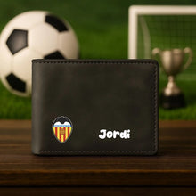Cargar imagen en el visor de la galería, Cartera Fútbol Personalizada Negra – Escudo y nombre abajo a color
