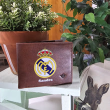 Cargar imagen en el visor de la galería, Cartera Fútbol Personalizada Marrón a Todo Color
